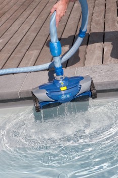 Limpeza de Piscina em Água Azul